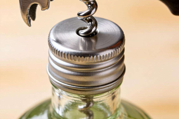 掌握这些技巧,轻松整齐切开白酒瓶盖