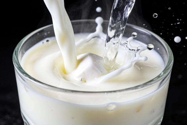 牛奶兑白酒哪种反应速度最快？背后原理大揭秘