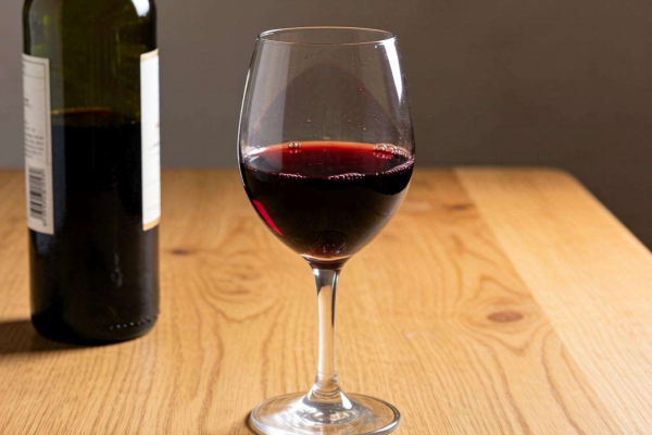 红酒酸了怎么回事？探究红酒发酸的原因与解决办法