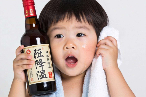 小孩发热能用白酒降温吗？这些要点你必须知道