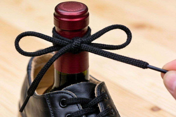 巧用鞋带开启红酒瓶盖子，简单方法大揭秘