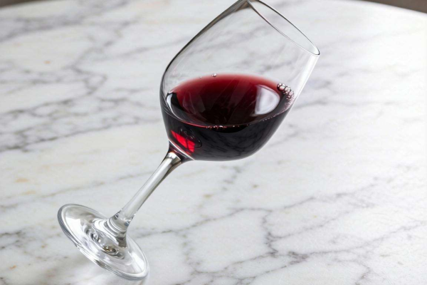 红酒高脚杯创意造型摆法，打造浪漫独特视觉盛宴