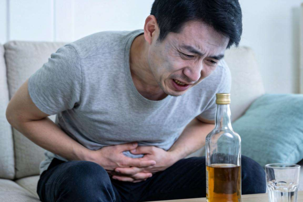 常喝白酒易引发哪些疾病?这几种健康危机需警惕