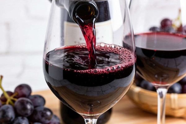 探寻佳酿：哪种红酒用刺葡萄酿造效果最佳？