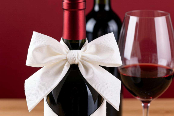 红酒解酒瓶时纸巾的巧妙系法，轻松提升开瓶仪式感
