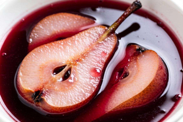 揭秘！哪种红酒煮梨能让色泽更红？