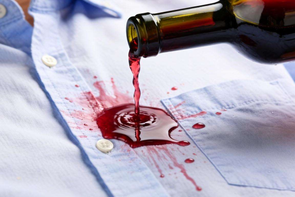 衬衫滴上红酒别愁！教你轻松洗净红酒污渍小妙招