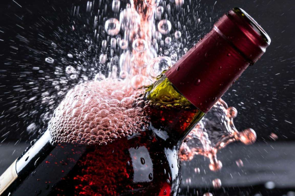 快速醒酒秘籍：气泡红酒怎样才能更快焕发出迷人风味