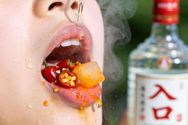 白酒入口滋味妙:醇厚绵柔、甘冽爽净等多样表述解析