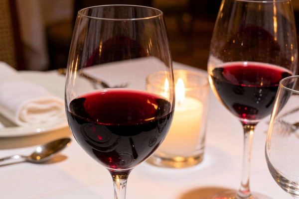 红酒可以不限量饮用吗？探究红酒饮用量背后的健康真相