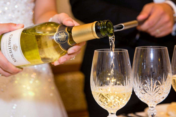 订婚宴白酒怎么选？这几款佳酿让仪式更添甜蜜氛围