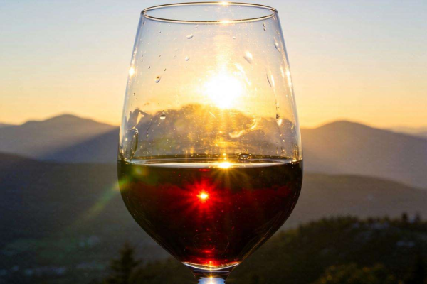 思想中的红酒是什么：探寻其独特的精神内涵与象征意义