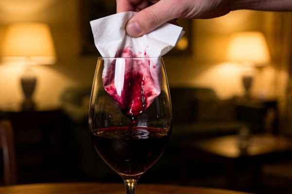 红酒好坏测试法：用纸巾就能辨优劣，快来一探究竟！