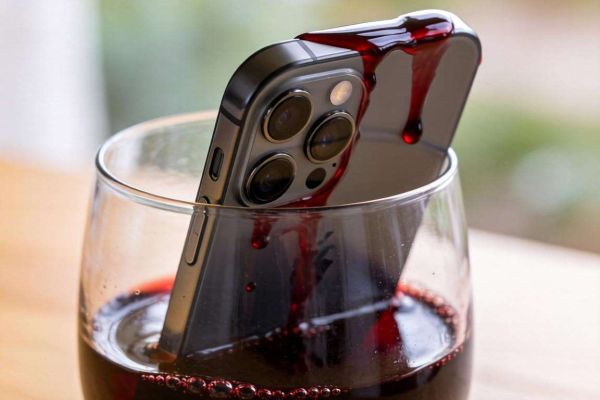 手机不慎掉进红酒里？这些应急处理方法你得知道