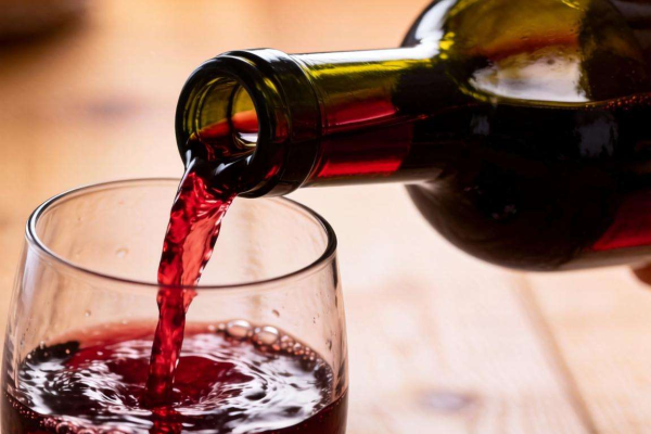 轻松掌握红酒倒入玻璃瓶的实用技巧
