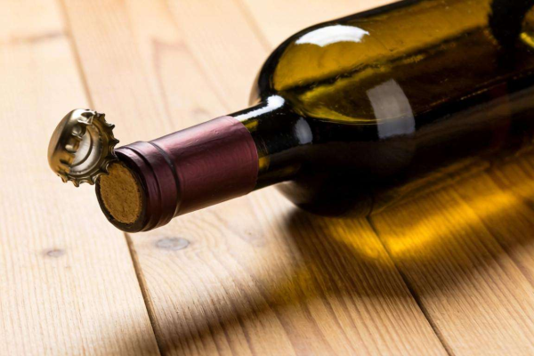 轻松拆红酒瓶盖的实用方法大揭秘